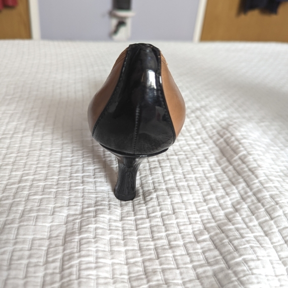 Tahari Misty Taupe Leather Kitten Heels with Black Patent Toes & Heels 7.5b - Picture 4 of 7